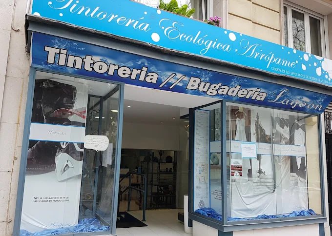 Fachada de Eco Tintorería Arrópame, en Carrer de Sardenya, Barcelona